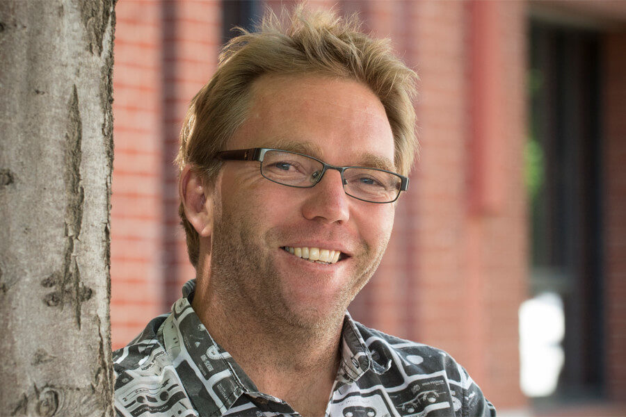 Casual headshot of Steven Allender leaning against a tree.