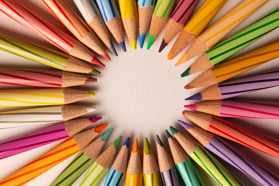 Coloured pencils arranged in a circle. Photo by Manas Thakkar on Unsplash